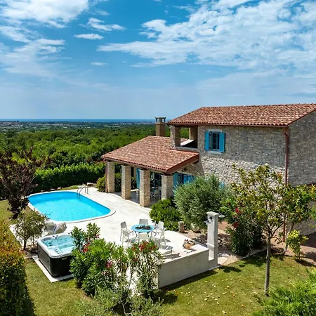 Villa Figlica For 6 People Near Umag With Private Pool, Jacuzzi & Sea View - Pet Friendly Vilanija