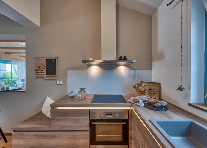 Figlica For 6 People Near Umag With Private Pool, Jacuzzi & Sea View - Pet Friendly Vilanija