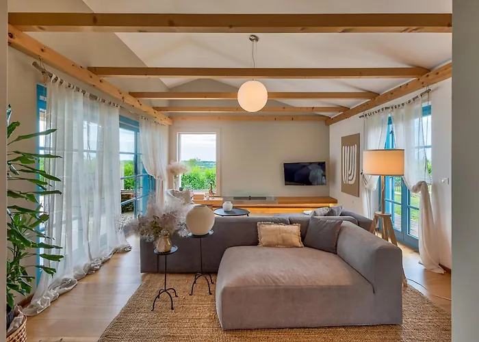 Villa Figlica For 6 People Near Umag With Private Pool, Jacuzzi & Sea View - Pet Friendly