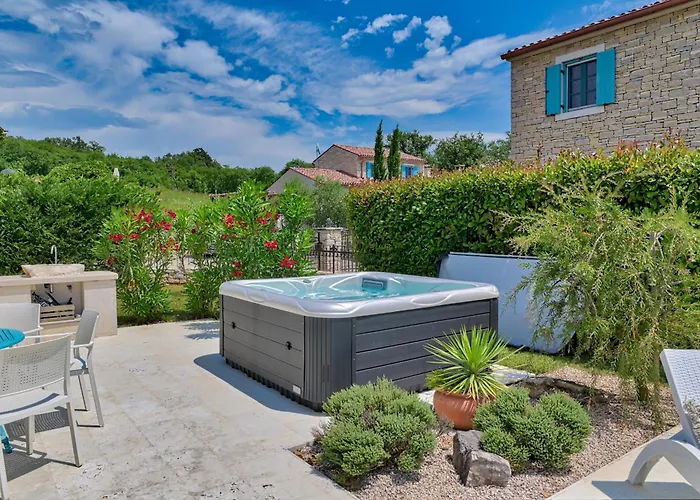 Villa Figlica For 6 People Near Umag With Private Pool, Jacuzzi & Sea View - Pet Friendly *